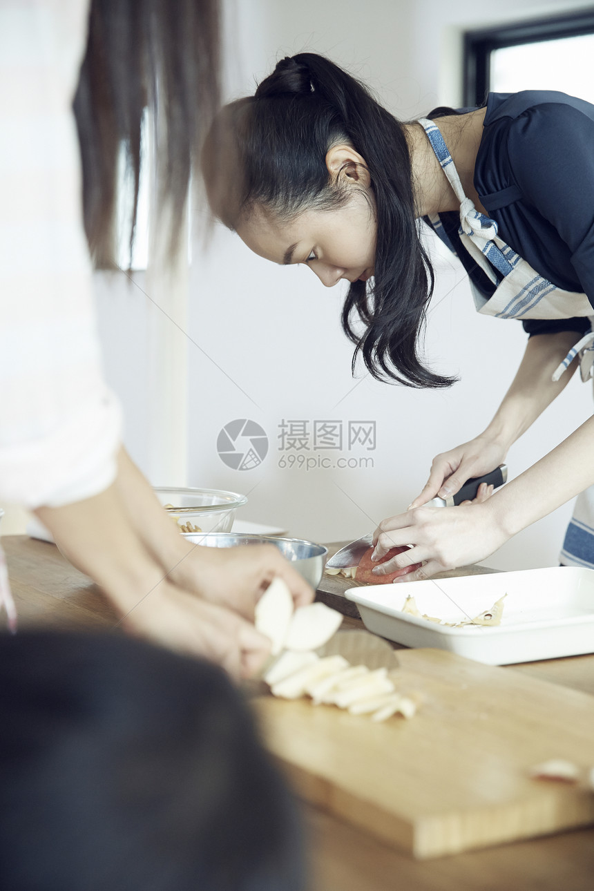 女人正在家里做饭图片