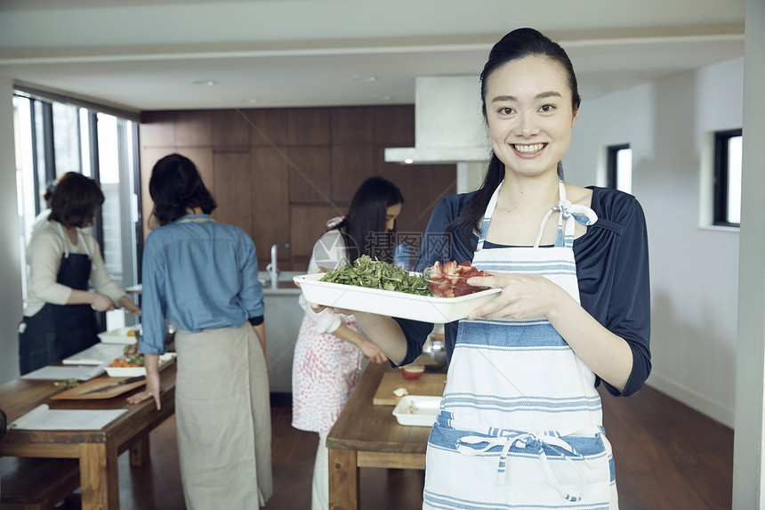 妇女学习烹饪图片