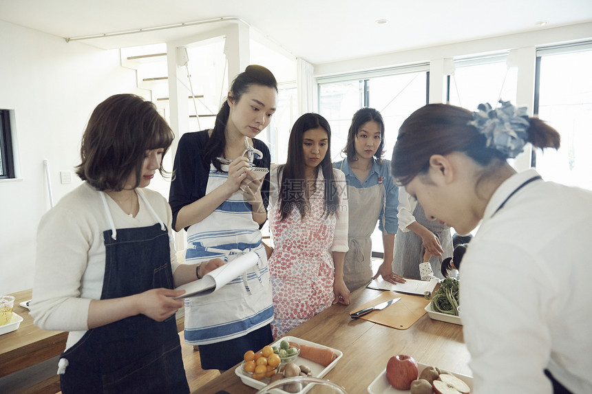 学习烹饪的女性图片