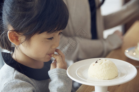 小孩吃甜食图片