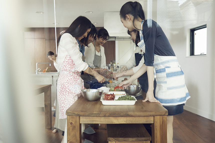 一起做饭烹饪的女性们图片