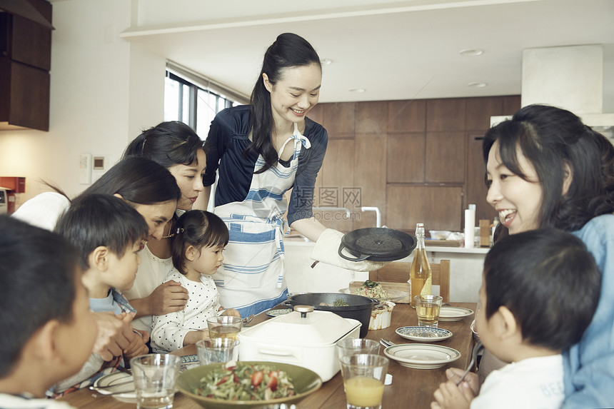 一起做饭烹饪的女性们和小孩子图片