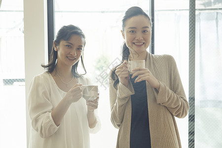 生活起居室有趣一个女人带着一杯图片