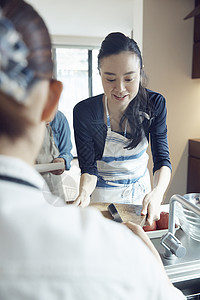 学习烹饪的妇女背景图片