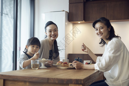 小女孩和妈妈一起参加闺蜜聚会图片