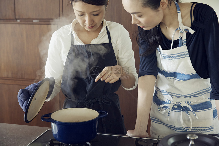 制作料理的家庭主妇图片