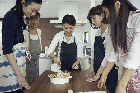 制作料理的家庭主妇们图片