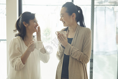 喝茶交谈的女人们图片