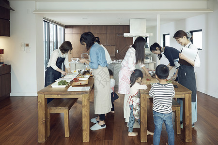 制作料理的家庭主妇们背景图片