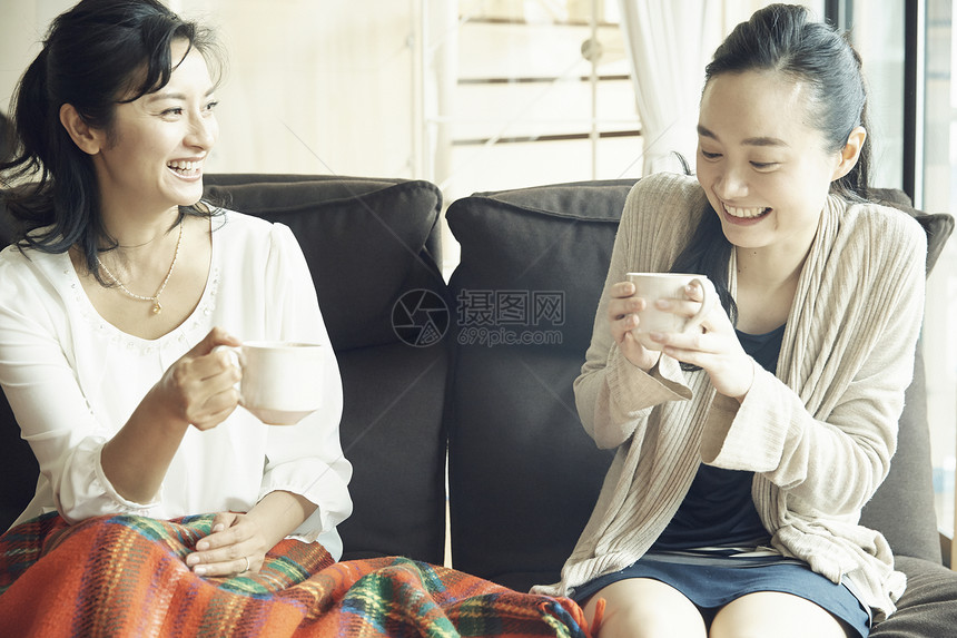 沙发上喝茶交谈的女人们图片