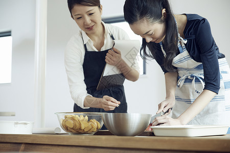 学习烹饪的家庭主妇背景图片