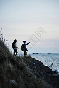 海边徒步旅行的背包客图片