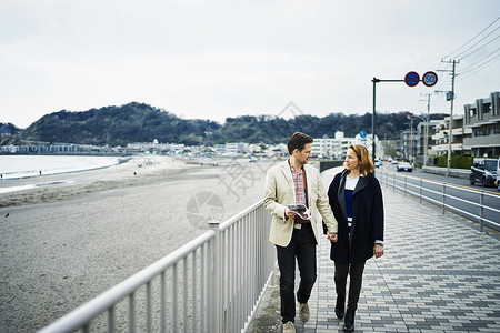外国游客海边旅行观光散步图片