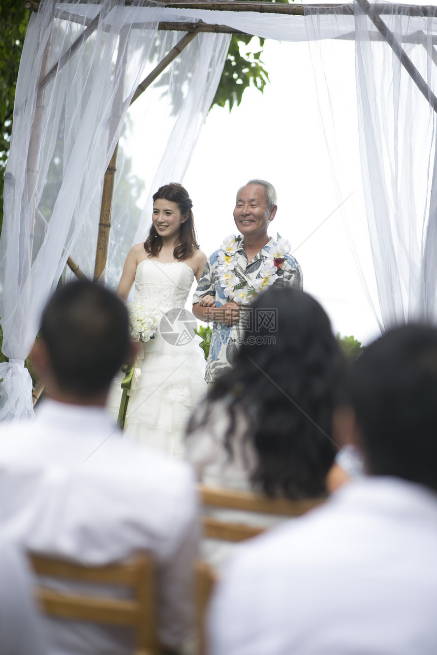 举办户外婚礼的新婚夫妻图片