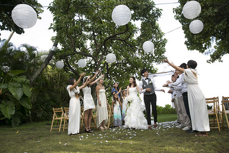 祝酒仪式举办室外草坪婚礼新婚夫妇和亲朋好友背景