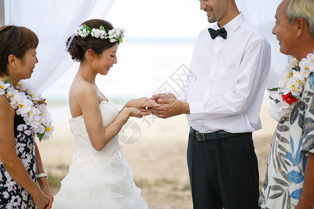 白人外国海滩戴着婚戒的新娘图片