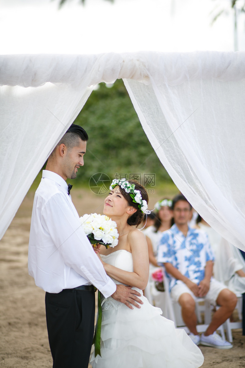 举办海滩婚礼的新婚夫妇图片