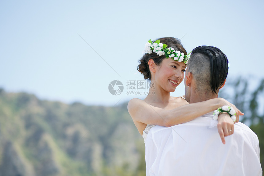 海滩边拥抱的新婚夫妻图片