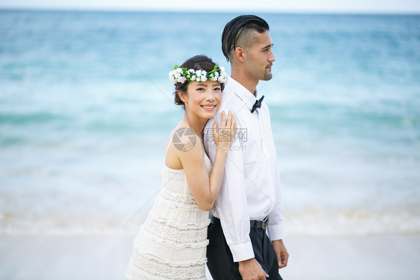 海滩边拥抱的新婚夫妻图片