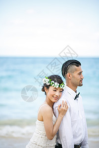 海滩边拥抱的新婚夫妻图片