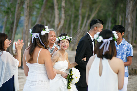 海滩婚礼的新婚夫妻和亲朋好友图片