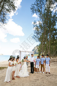 海滩婚礼的新婚夫妻和亲朋好友图片