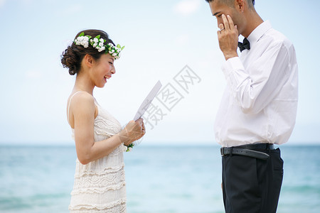 海边宣誓的新婚夫妻图片