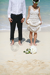 海边结婚的新郎新娘图片