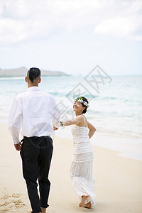 海滩上的新婚夫妇图片