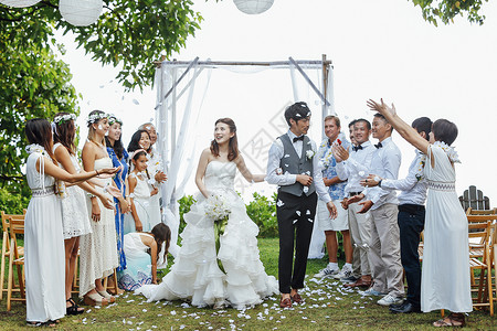 举办庭院婚礼的新婚夫妇和亲朋好友图片