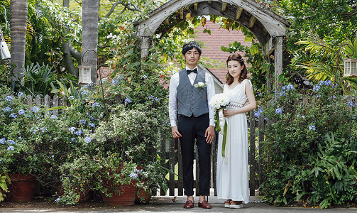举行花园婚礼的新婚夫妻高清图片
