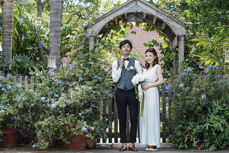 举行花园婚礼的新婚夫妻高清图片