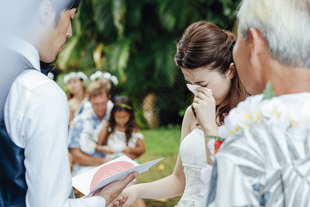 花园婚礼新娘感动哭泣背景图片