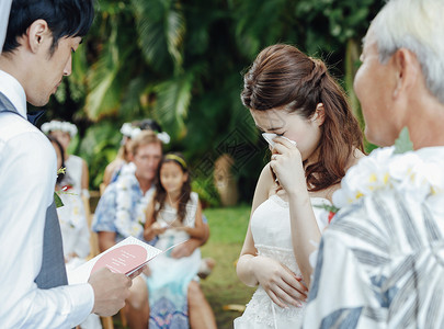婚礼上被感动的哭泣的新娘背景图片