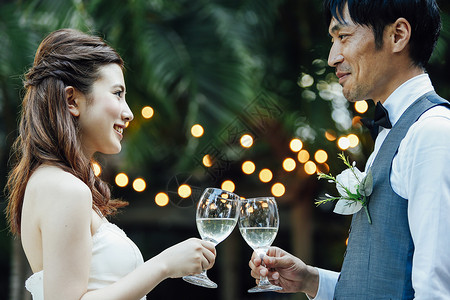 婚礼祝酒干杯的新娘和新郎背景图片