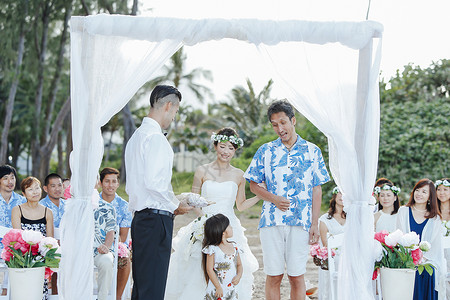 举办海边婚礼仪式图片