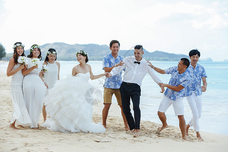 海外戴着花环的新娘伴娘和新浪伴郎图片