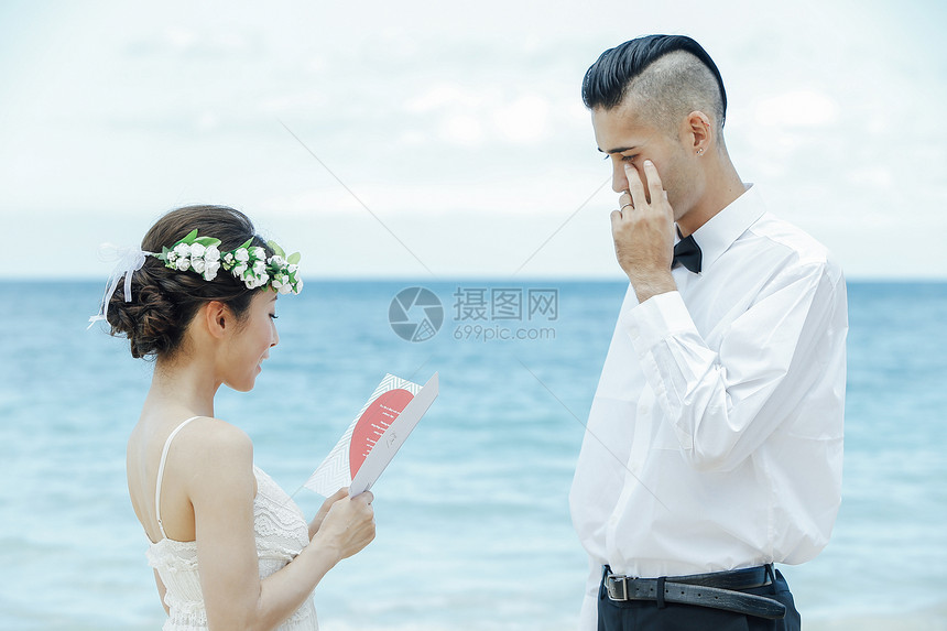 婚礼现场新娘告诉新郎消息图片
