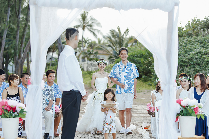 海滩婚礼仪式上等待新娘的新郎图片