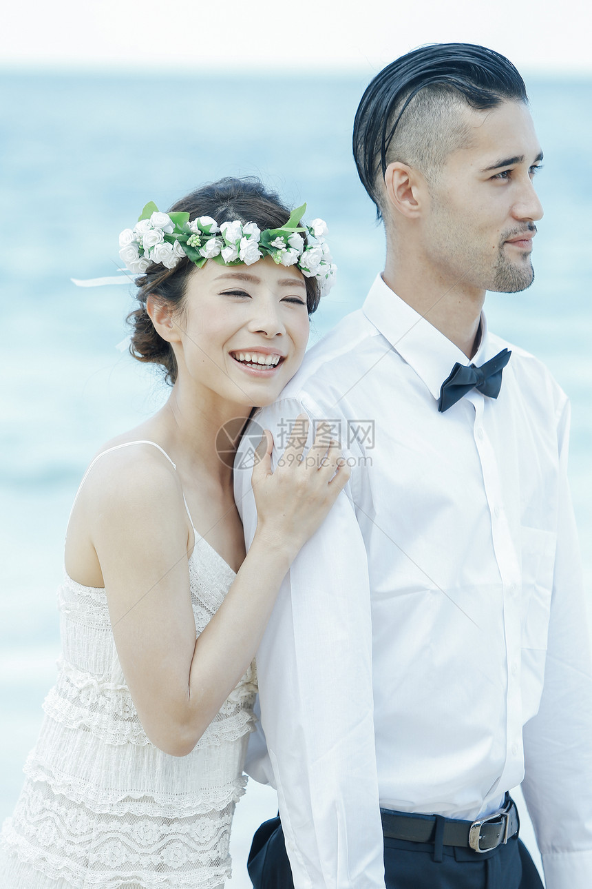举行海滩婚礼的夫妇图片
