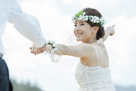 新婚夫妇走在海滩上图片