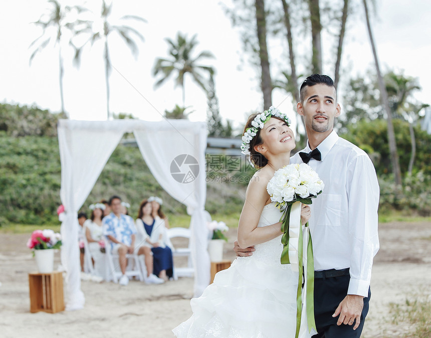 海滩上的幸福新郎新娘图片