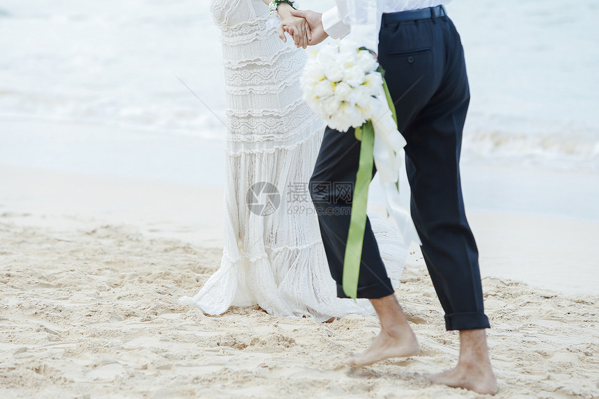 海边牵手的新娘新郎图片