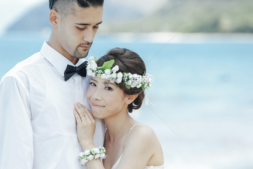 海边举行婚礼的新婚夫妇图片