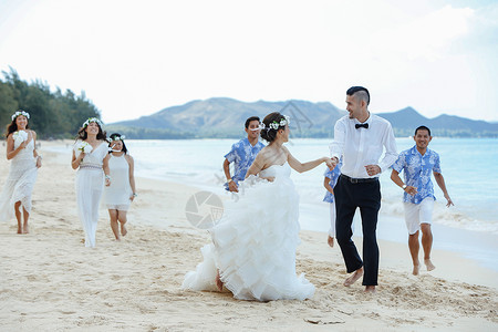 新娘在海滩举行婚礼图片