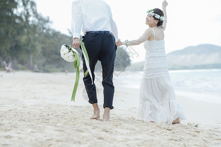 海边举行婚礼的新人图片