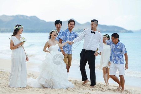 新人们举行海滩婚礼图片