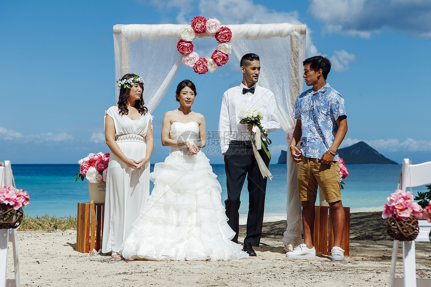 举行海滩婚礼的新人图片