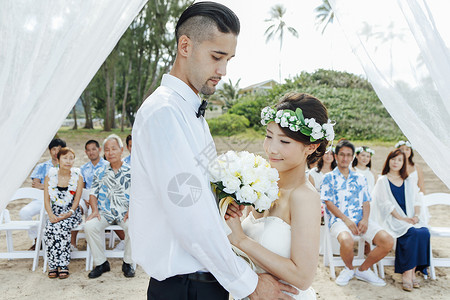 庆祝婚礼的新人图片