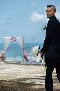 在海滩等待新娘的新郎图片